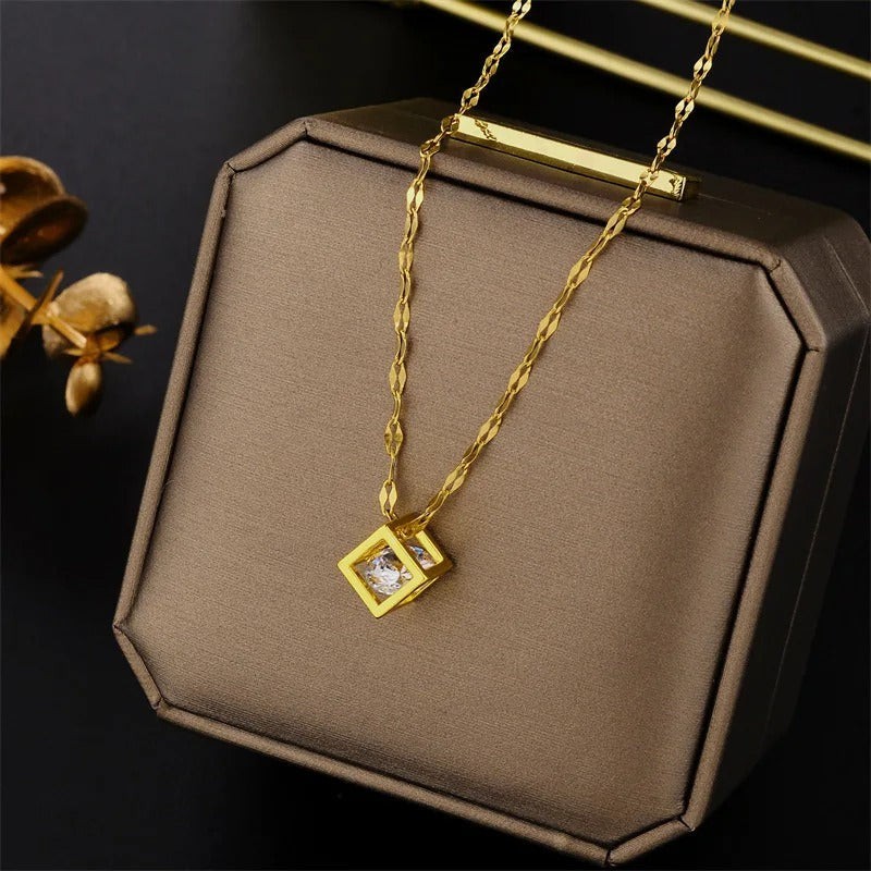 GARGANTILHA CUBO COM CRISTAL BANHADA EM OURO 18K